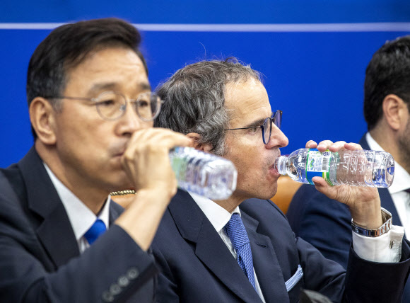 라파엘 그로시 국제원자력기구(IAEA) 사무총장과 위성곤 더불어민주당 후쿠시마 원전 오염수 해양 투기 저지 대책위원장이 9일 서울 여의도 국회에서 열린 더불어민주당 후쿠시마 원전오염수 해양투기저지 대책위원회-국제원자력기구 면담에서 물을 마시고 있다. 2023.7.9. 공동취재