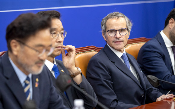 라파엘 그로시 국제원자력기구(IAEA) 사무총장과 위성곤 더불어민주당 후쿠시마 원전 오염수 해양 투기 저지 대책위원장이 9일 서울 여의도 국회에서 에서 열린 더불어민주당 후쿠시마 원전오염수 해양투기저지 대책위원회-국제원자력기구 면담에서 우원식 의원 발언을 듣고 있다. 2023.7.9. 공동취재