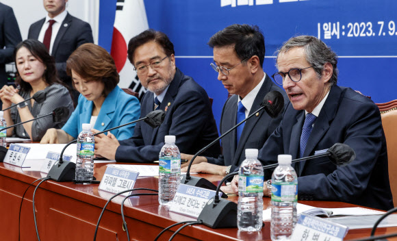 라파엘 그로시 국제원자력기구(IAEA) 사무총장이 9일 서울 여의도 국회에서 열린 더불어민주당 후쿠시마 원전오염수 해양투기저지 대책위원회-국제원자력기구 면담에서 발언하고 있다. 2023.7.9. 공동취재