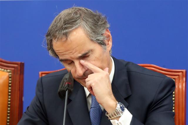 라파엘 그로시 국제원자력기구(IAEA) 사무총장이 9일 오전 서울 여의도 국회에서 열린 더불어민주당 후쿠시마 원전오염수 해양투기저지 대책위원회와의 면담에서 생각에 잠겨 있다. 2023.7.9. 뉴스1