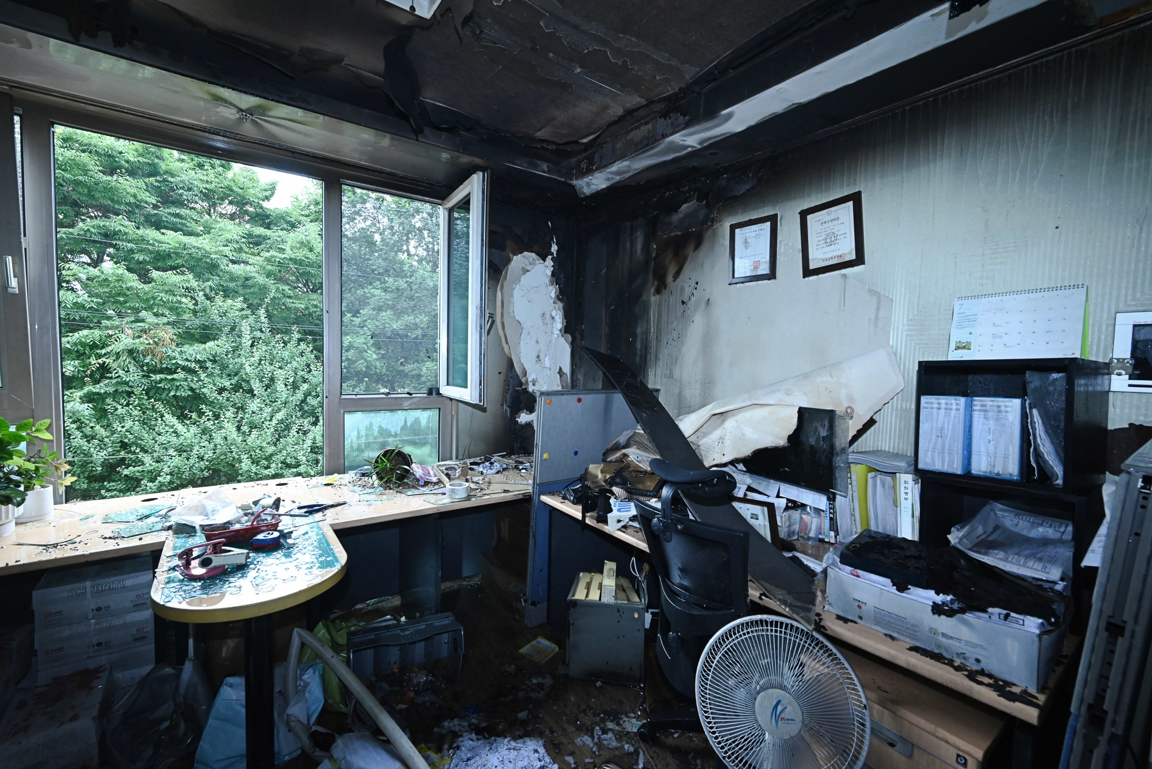 에어컨 화재가 발생한 경기 수원시 권선구의 한 건물 내 사무실 모습. 경기도소방재난본부 제공