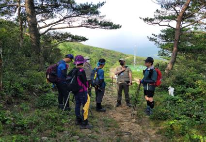 국립공원공단 직원이 지난해 8월 6일 오대산 백두대간 비개방구간을 불법 산행한 탐방객들을 단속하고 있다. 국립공원공단