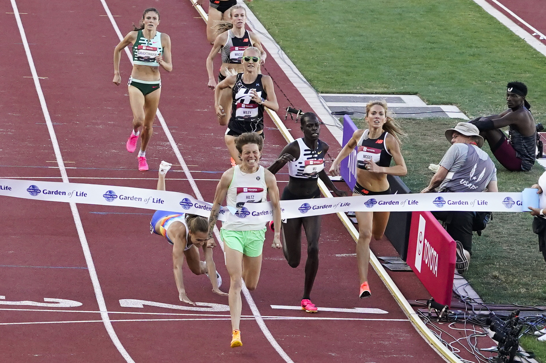 트랜스젠더 논바이너리로 커밍아웃한 미국 육상선수 니키 힐츠가 지난 8일(현지시간) 오리건주 유진에서 열린 미국육상선수권대회 여자 1500m 결승에서 4분 3초10의 기록으로 가장 먼저 결승선을 통과하고 있다. 2023.7.8 AP 연합뉴스