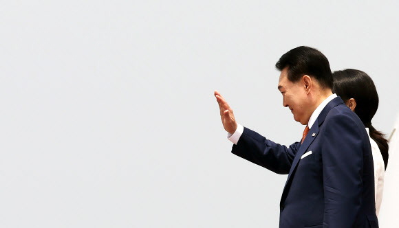 윤석열 대통령과 김건희 여사가 리투아니아에서 열리는  북대서양조약기구(NATO.나토) 정상회의 참석과 폴란드 방문을 위해 10일 성남 서울공항에 도착, 공군 1호기에서 인사하고 있다. 2023.7.10 연합뉴스