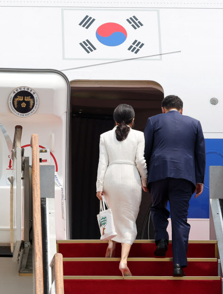 윤석열 대통령과 김건희 여사가 리투아니아에서 열리는 북대서양조약기구(NATO.나토) 정상회의 참석과 폴란드 방문을 위해 10일 성남 서울공항에 도착, 공군 1호기에 오르고 있다.  2023.7.10 연합뉴스