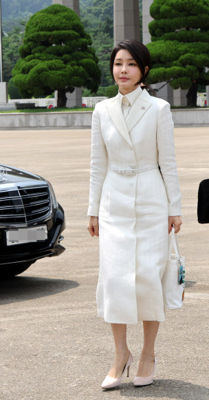 윤석열 대통령과 함께 리투아니아에서 열리는 북대서양조약기구(NATO.나토) 정상회의 참석과 폴란드 방문에 나서는 김건희 여사가 10일 성남 서울공항에 도착, 공군 1호기로 향하고 있다.      김 여사는 이날 바이바이 플라스틱 백((Bye Bye Plastic bags)이라는 문구가 적힌 에코백에 힙 코리아(HIP KOREA)라고 적힌 키링(열쇠고리)을 매달았다. 2023.7.10 연합뉴스