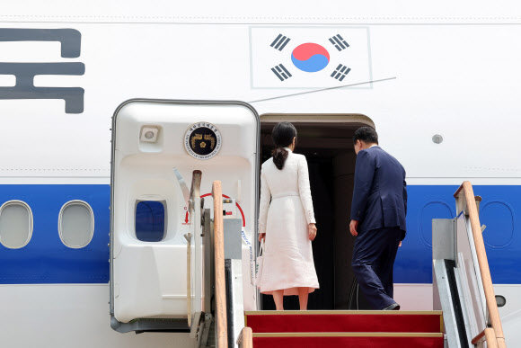 윤석열 대통령과 김건희 여사가 리투아니아에서 열리는 북대서양조약기구(NATO.나토) 정상회의 참석과 폴란드 방문을 위해 10일 성남 서울공항에 도착, 공군 1호기에 오르고 있다.  2023.7.10 연합뉴스