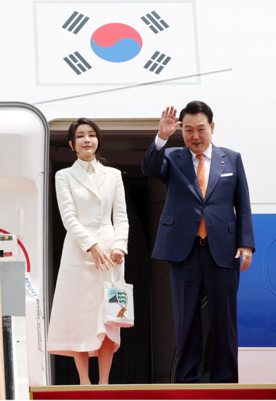 윤석열 대통령과 김건희 여사가 리투아니아에서 열리는  북대서양조약기구(NATO.나토) 정상회의 참석과 폴란드 방문을 위해 10일 성남 서울공항에 도착, 출국전 공군 1호기에서 인사하고 있다. 2023.7.10 연합뉴스