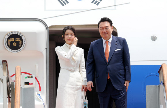 4박 6일 일정으로 리투아니아?폴란드 순방에 나서는 윤석열 대통령과 부인 김건희 여사가 10일 경기도 성남 서울공항에서 공군 1호기에 탑승 전 인사하고 있다. 2023.07.10. 뉴시스