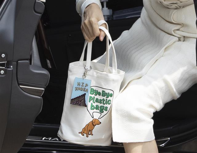 리투아니아·폴란드 순방에 나서는 윤석열 대통령의 부인 김건희 여사가 10일 오후 경기 성남시 서울공항에 도착해 에코백을 들고 차량에서 내리고 있다. 취임 후 2번째로 북대서양조약기구(나토·NATO) 정상회의에 참석하는 윤 대통령은 기시다 후미오 일본 총리와 양자회담을 갖고 후쿠시마 오염수 방류 문제를 논의할 예정이다. 2023.7.10. 뉴스1