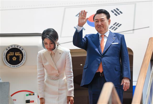 리투아니아·폴란드 순방에 나선 윤석열 대통령과 김건희 여사가 10일 오후 경기 성남시 서울공항을 통해 출국하며 공군 1호기에 올라 인사하고 있다. 2023.7.10. 대통령실 제공