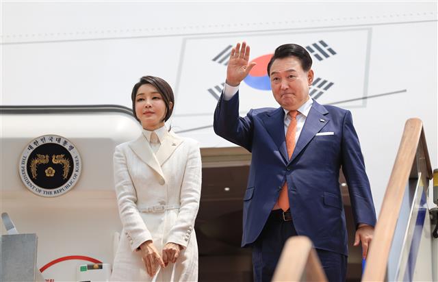 리투아니아·폴란드 순방에 나선 윤석열 대통령과 김건희 여사가 10일 오후 경기 성남시 서울공항을 통해 출국하며 공군 1호기에 올라 인사하고 있다. 2023.7.10. 대통령실 제공