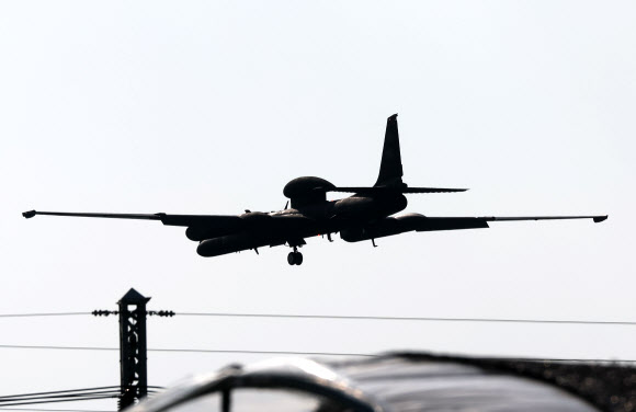10일 오후 경기도 평택시 주한미공군 오산기지에 U-2S 고공정찰기가 착륙하고 있다.  북한 국방성 대변인은 이날 발표한 담화에서 미군의 RC-135 정찰기와 U-2S 고공전략정찰기, RQ-4B 글로벌호크 고고도 무인정찰기가 동·서해상에서 정찰행위를 했으며 “동해에서는 몇차례나 영공을 수십㎞나 침범하는 사건이 발생했다”고 주장했다. 그러면서 “조선 동해상에 격추되는 충격적인 사건이 일어나지 않으리라는 담보는 그 어디에도 없다”고 위협을 가했다. 2023.7.10. 연합뉴스