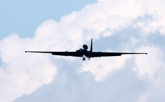 10일 오후 경기도 평택시 주한미공군 오산기지에 U-2S 고공정찰기가 착륙하고 있다.  북한 국방성 대변인은 이날 발표한 담화에서 미군의 RC-135 정찰기와 U-2S 고공전략정찰기, RQ-4B 글로벌호크 고고도 무인정찰기가 동·서해상에서 정찰행위를 했으며 “동해에서는 몇차례나 영공을 수십㎞나 침범하는 사건이 발생했다”고 주장했다. 그러면서 “조선 동해상에 격추되는 충격적인 사건이 일어나지 않으리라는 담보는 그 어디에도 없다”고 위협을 가했다. 2023.7.10. 연합뉴스