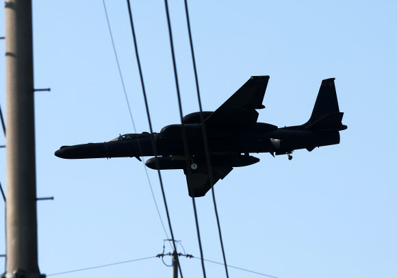 10일 오후 경기도 평택시 주한미공군 오산기지에 U-2S 고공정찰기가 착륙하고 있다.  북한 국방성 대변인은 이날 발표한 담화에서 미군의 RC-135 정찰기와 U-2S 고공전략정찰기, RQ-4B 글로벌호크 고고도 무인정찰기가 동·서해상에서 정찰행위를 했으며 “동해에서는 몇차례나 영공을 수십㎞나 침범하는 사건이 발생했다”고 주장했다. 그러면서 “조선 동해상에 격추되는 충격적인 사건이 일어나지 않으리라는 담보는 그 어디에도 없다”고 위협을 가했다. 2023.7.10. 연합뉴스