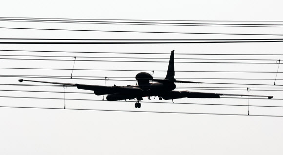 10일 오후 경기도 평택시 주한미공군 오산기지에 U-2S 고공정찰기가 착륙하고 있다.  북한 국방성 대변인은 이날 발표한 담화에서 미군의 RC-135 정찰기와 U-2S 고공전략정찰기, RQ-4B 글로벌호크 고고도 무인정찰기가 동·서해상에서 정찰행위를 했으며 “동해에서는 몇차례나 영공을 수십㎞나 침범하는 사건이 발생했다”고 주장했다. 그러면서 “조선 동해상에 격추되는 충격적인 사건이 일어나지 않으리라는 담보는 그 어디에도 없다”고 위협을 가했다. 2023.7.10. 연합뉴스