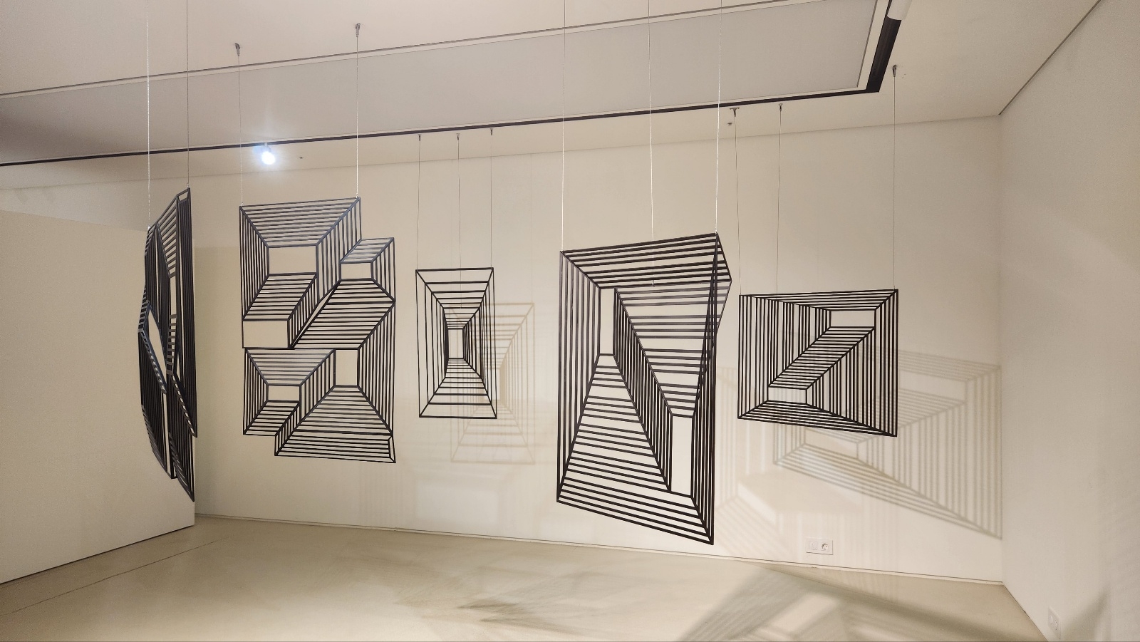 올해 신작 가운데 하나인 설치 작품 ‘조각적 평면-요제프 알베르스(Josef Albers)’. 아트스페이스 호화 제공