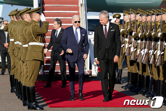 조 바이든 미국 대통령이 10일 (현지시간) 나토 정상회의를 하루 앞두고 리투아니아 빌뉴스 공항에 도착해 기타나스 나우세다 대통령의 환영을 받고 있다. 빌뉴스 로이터 뉴스1