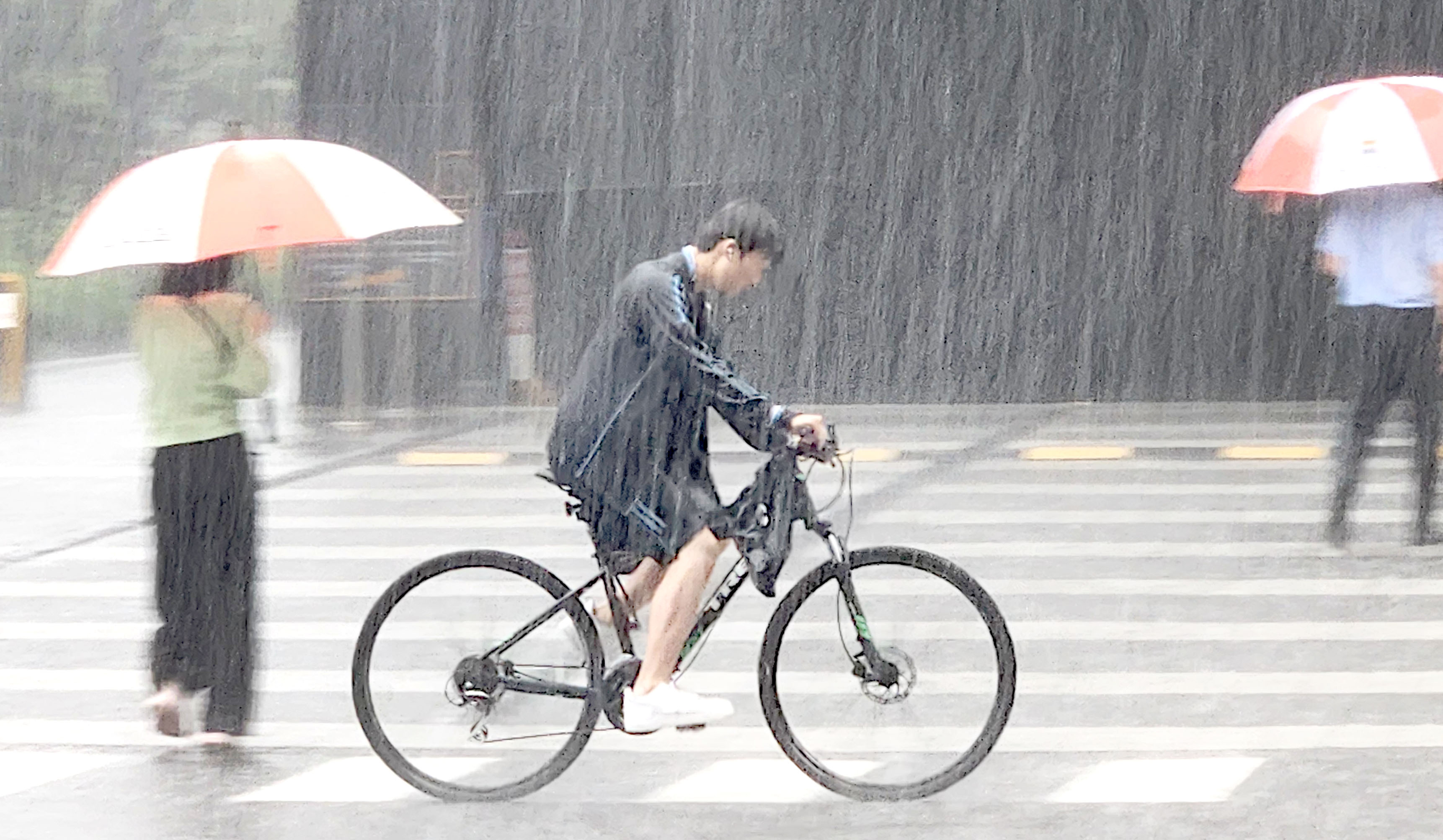 11일 갑작스런 폭우가 내린 서울 서초구의 한 거리를 시민이 걷고 있다. 2023.7.11 박지환기자