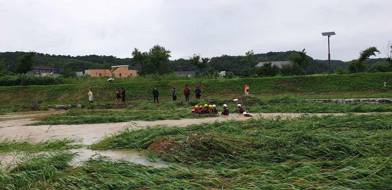 소방당국이 11일 오전 10시 29분 여주 70대 노인 사망사고 관련 구조활동을 하는 모습. 경기도소방재난본부 제공