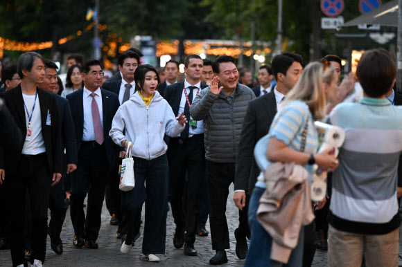 빌뉴스 구시가지 산책하던 윤석열 대통령 부부, 미 상원의원과 조우