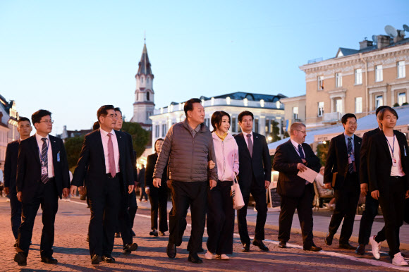 윤석열 대통령 부부, 빌뉴스 구시가지 산책