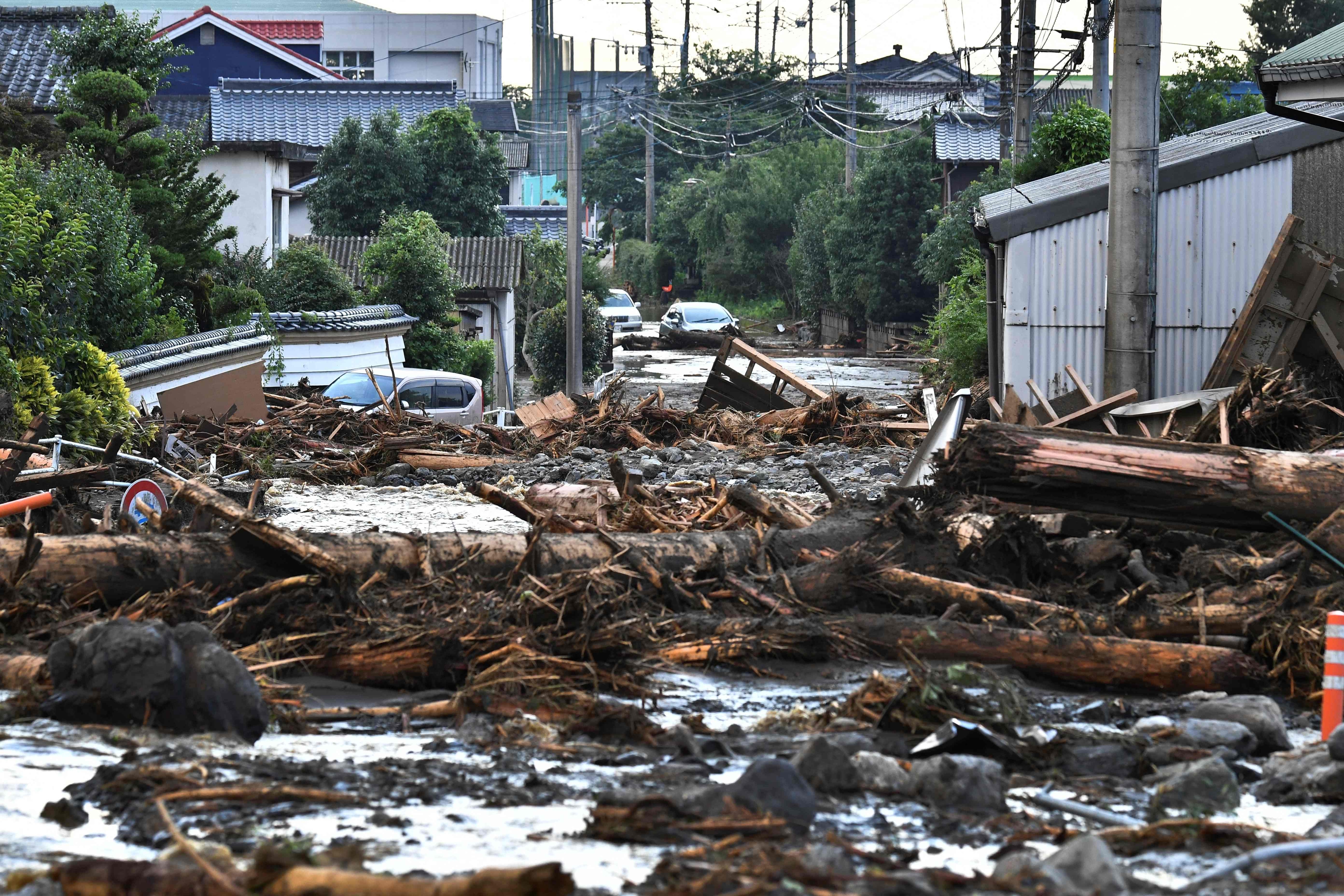 지난 10일 일본 규슈 지역에 폭우가 쏟아지면서 후쿠호카현 구루메시의 도로에 홍수로 떠내려온 잔해들이 쌓여 있다. AFP연합뉴스