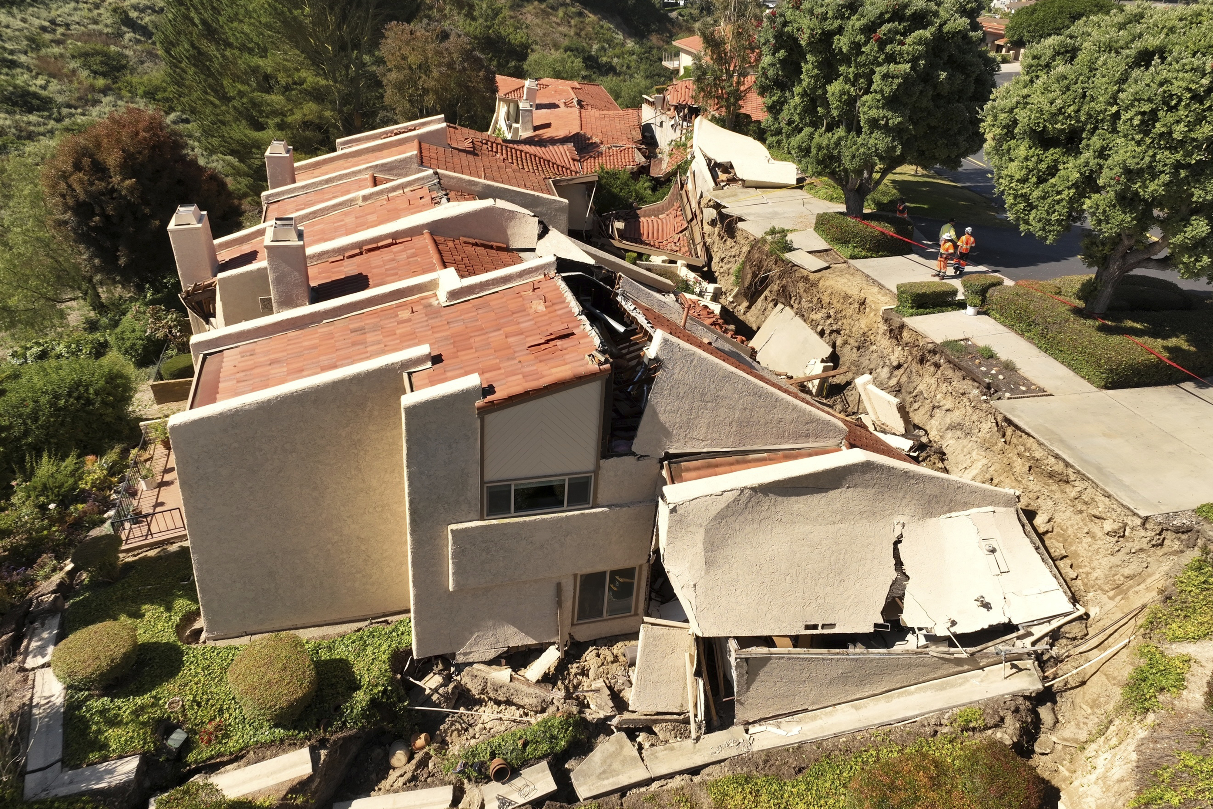 LA카운티 롤링힐스 에스테이트의 주택들이 붕괴된 모습. AP 연합뉴스
