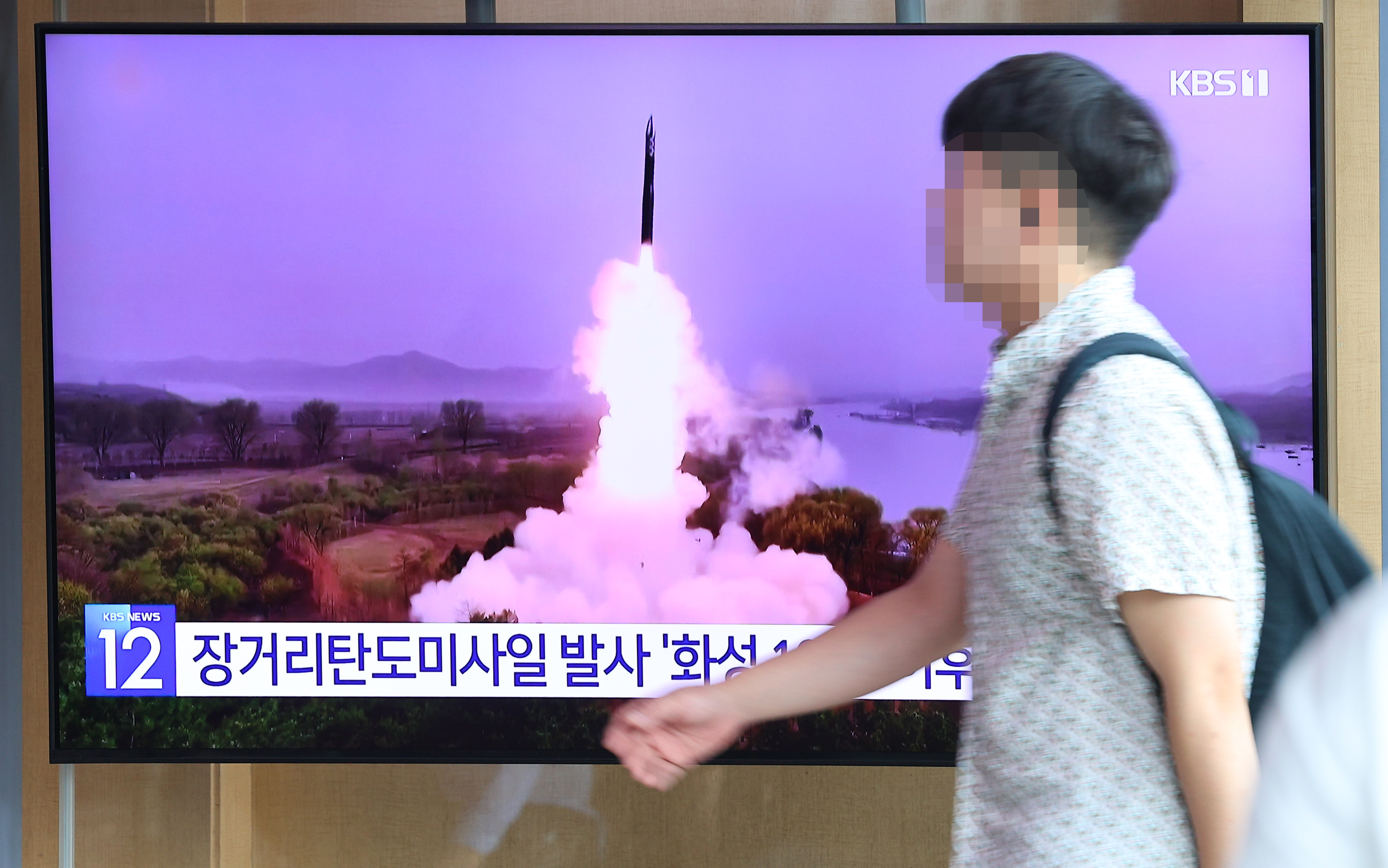 12일 서울역에 설치된 TV에 북한이 동해상으로 발사한 장거리탄도미사일(ICBM)에 관한 뉴스가 나오고 있다. 연합뉴스