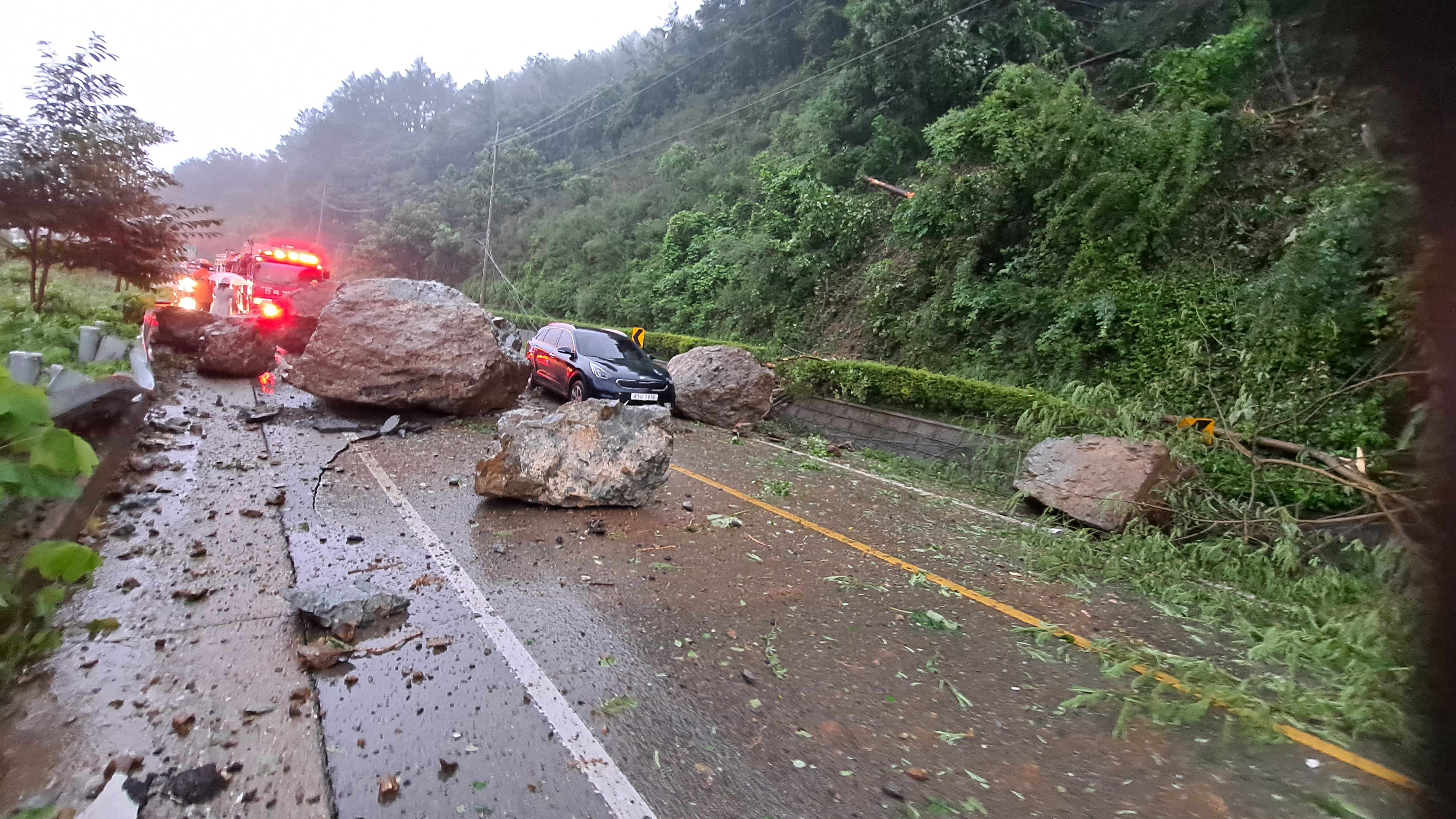 13일 오전 전북 진안군 정천면의 한 도로에서 낙석 사고가 발생했다. 전북소방본부 제공