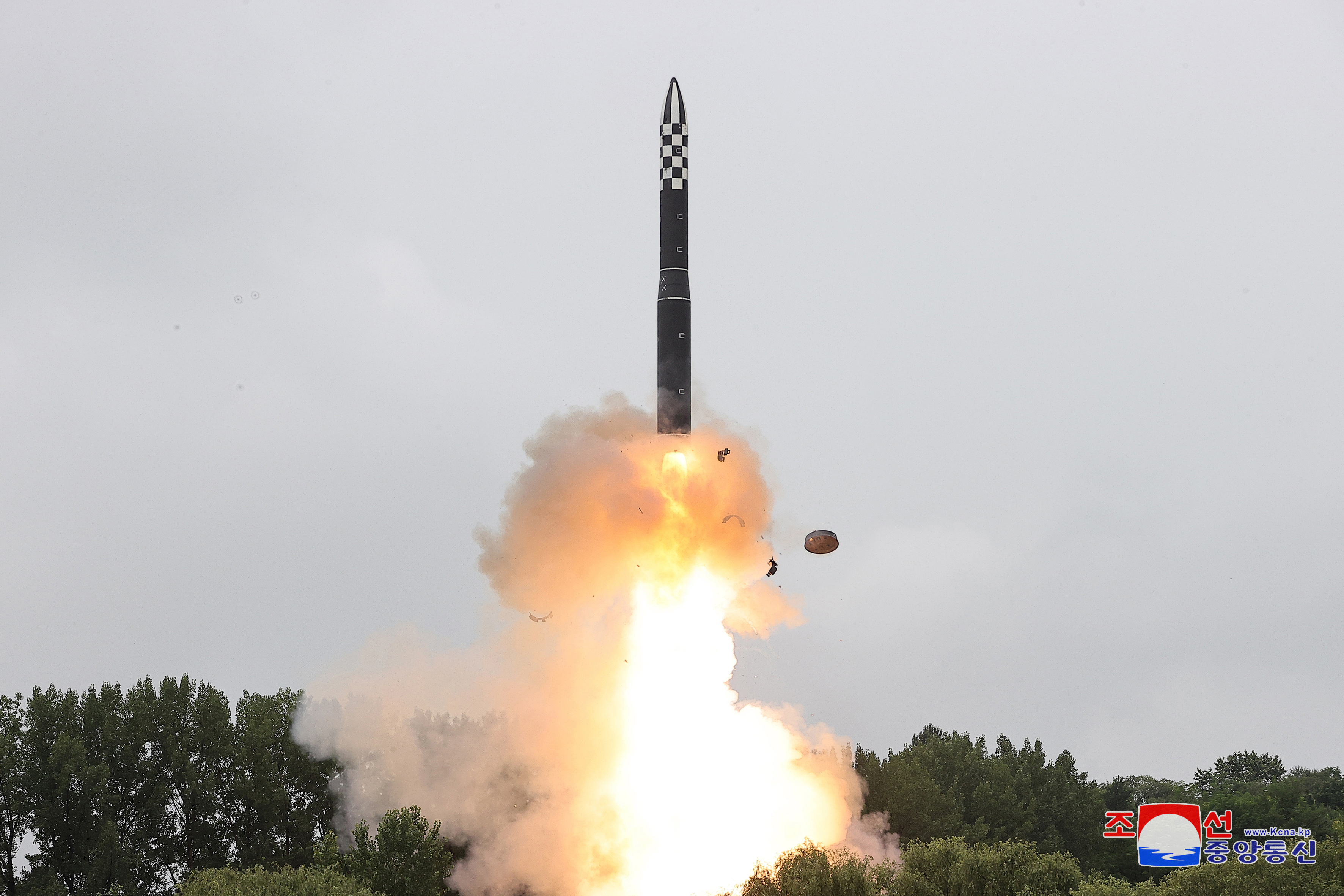 북한이 12일 김정은 국무위원장이 참석한 가운데 신형 고체연료 대륙간탄도미사일(ICBM) 화성-18형의 시험발사를 감행했다고 13일 조선중앙통신이 보도했다. 2023.7.13 조선중앙통신 연합뉴스