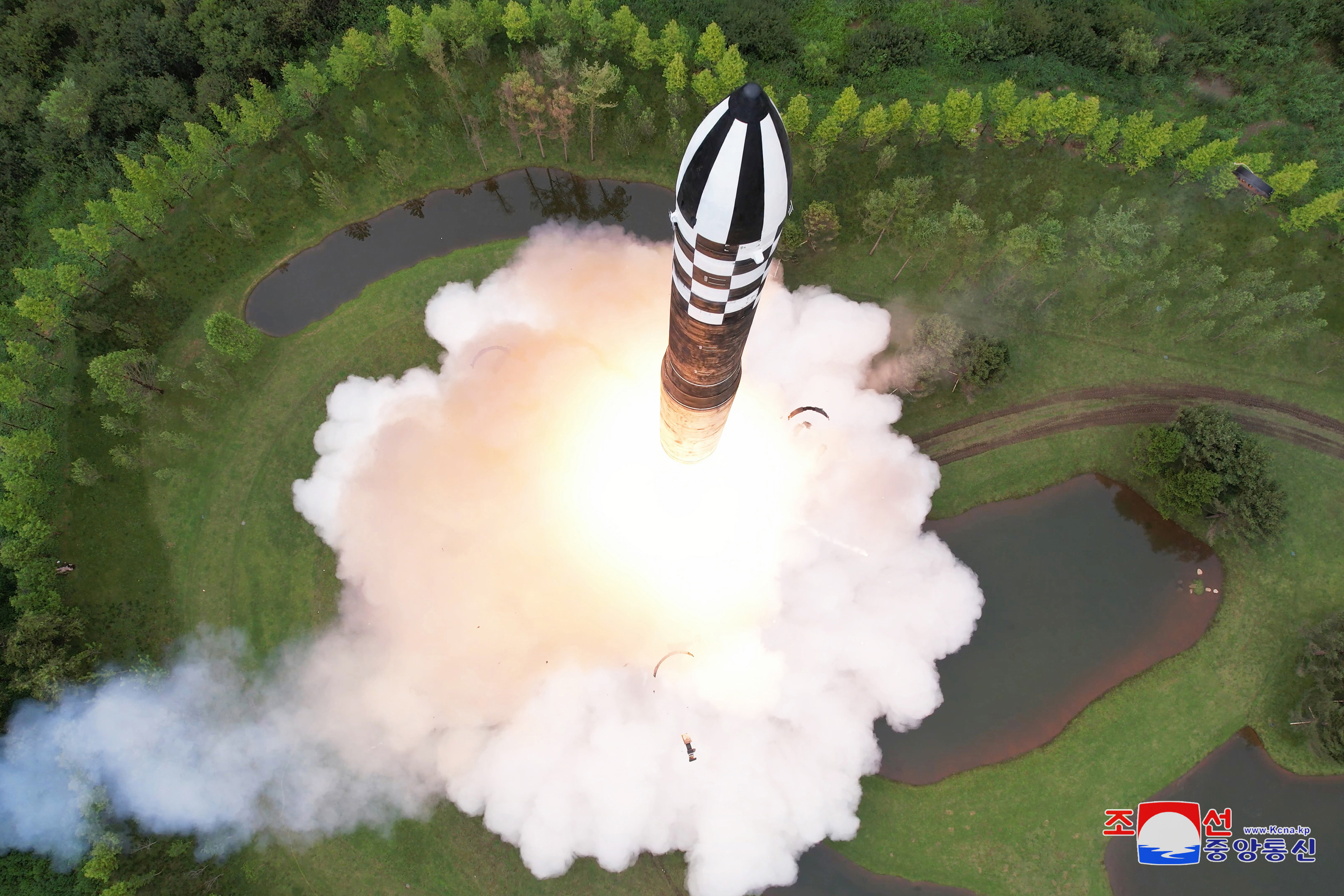 북 “어제 ICBM ‘화성-18형’ 시험발사”…김정은 현지지도