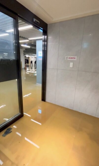 지난 11일 인천 서구 백석동의 검암역로열파크씨티푸르지오 아파트 지하주차장이 물에 잠겼다. 온라인 커뮤니티
