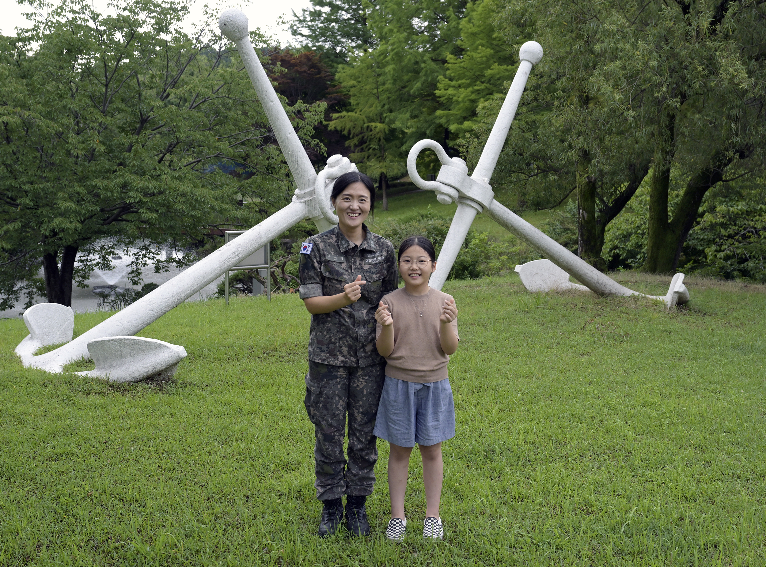 유에리(왼쪽) 소령과 딸 장유정(오른쪽)양.  해군 제공