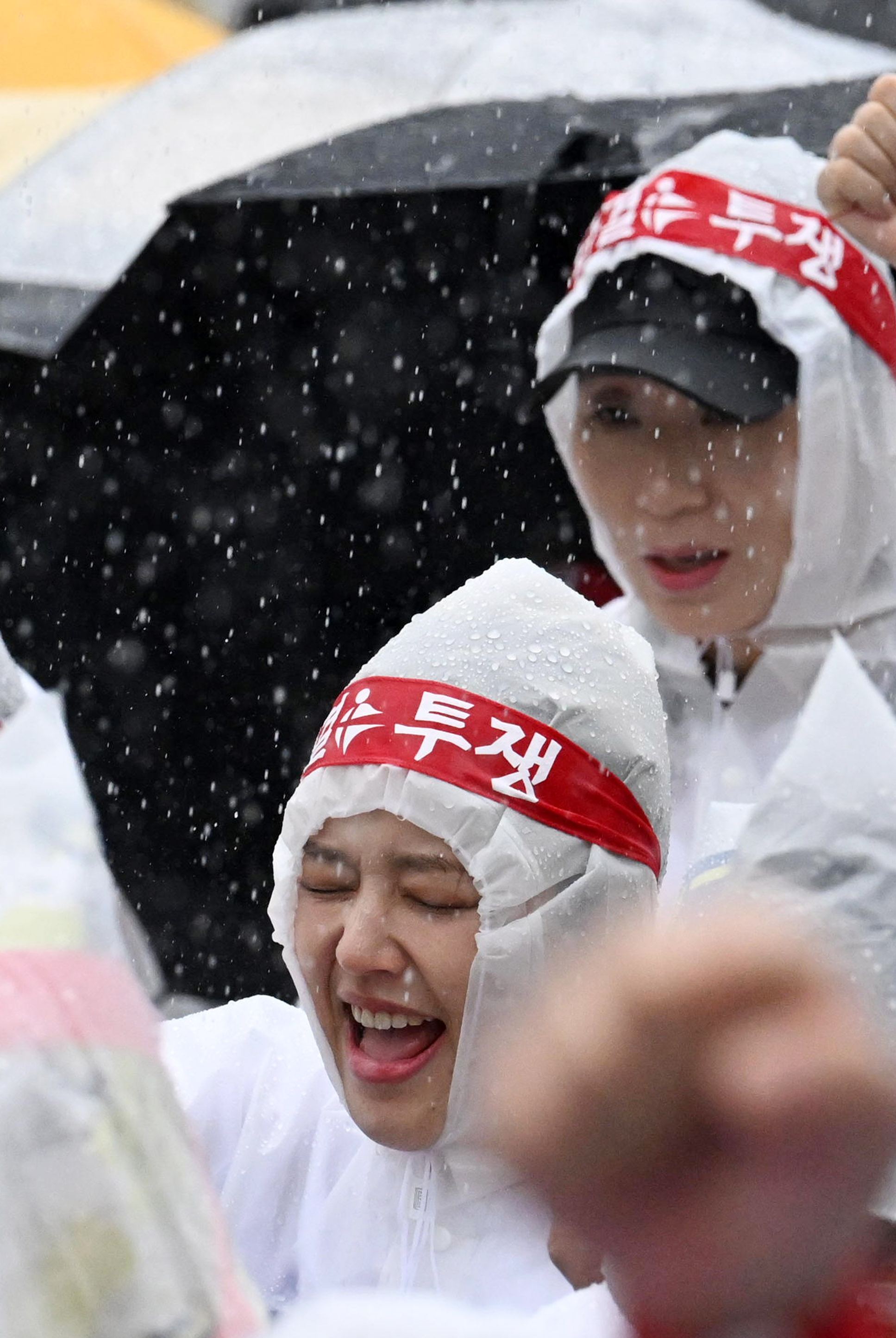 전국보건의료산업노조 조합원들이 13일 오후 서울 종로구 세종대로 일대에서 인력·공공의료 확충, 간호간병통합서비스 전면 해결 등을 촉구하는 총파업 대회를 갖고 있다. 2023.7.13. 도준석 기자