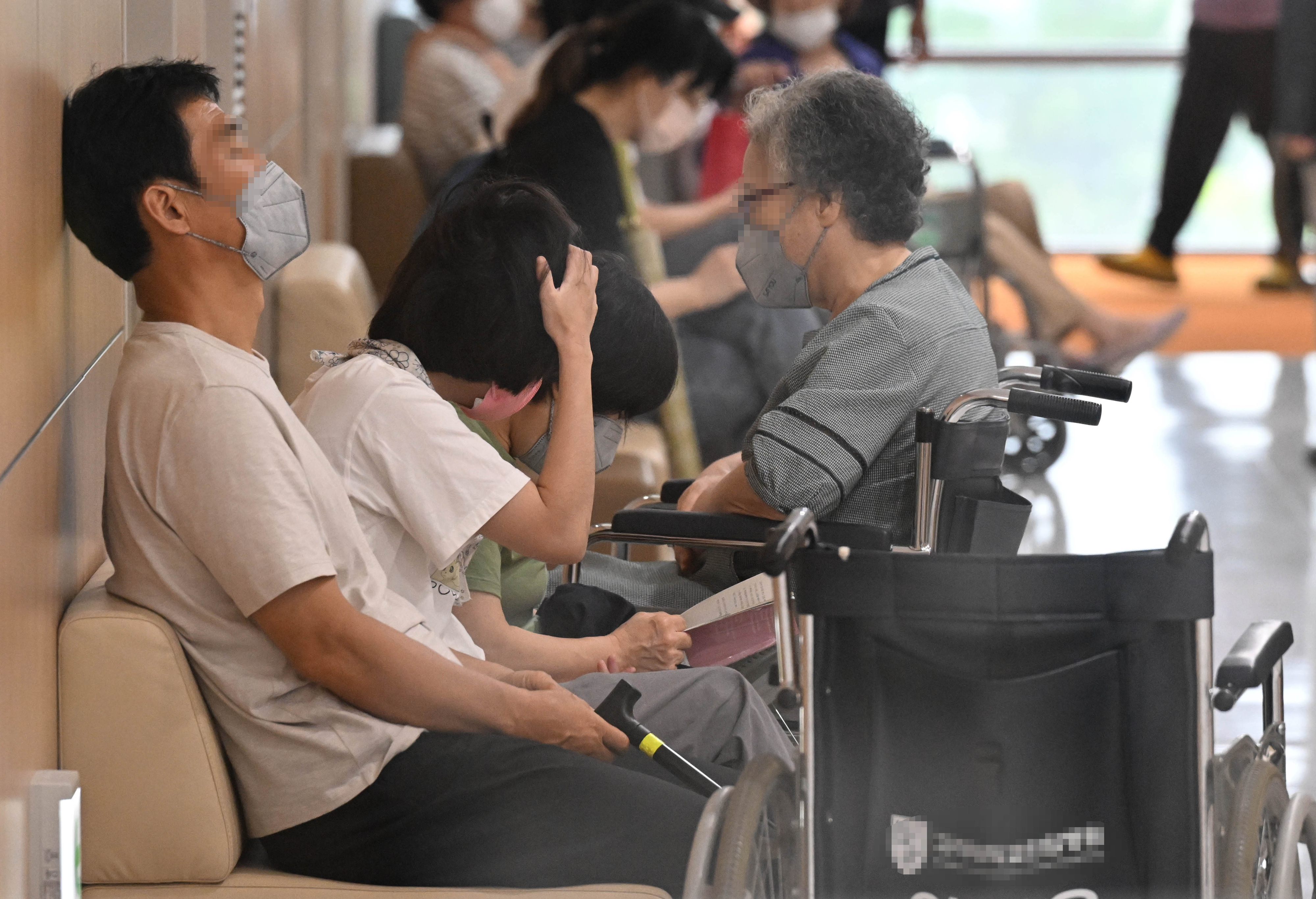 국보건의료산업노동조합(보건의료노조)이 총파업을 시작한 13일 서울 시내 한 대형병원에서 환자들이 진료 순서를 기다리고 있다. 2023.7.13 홍윤기 기자