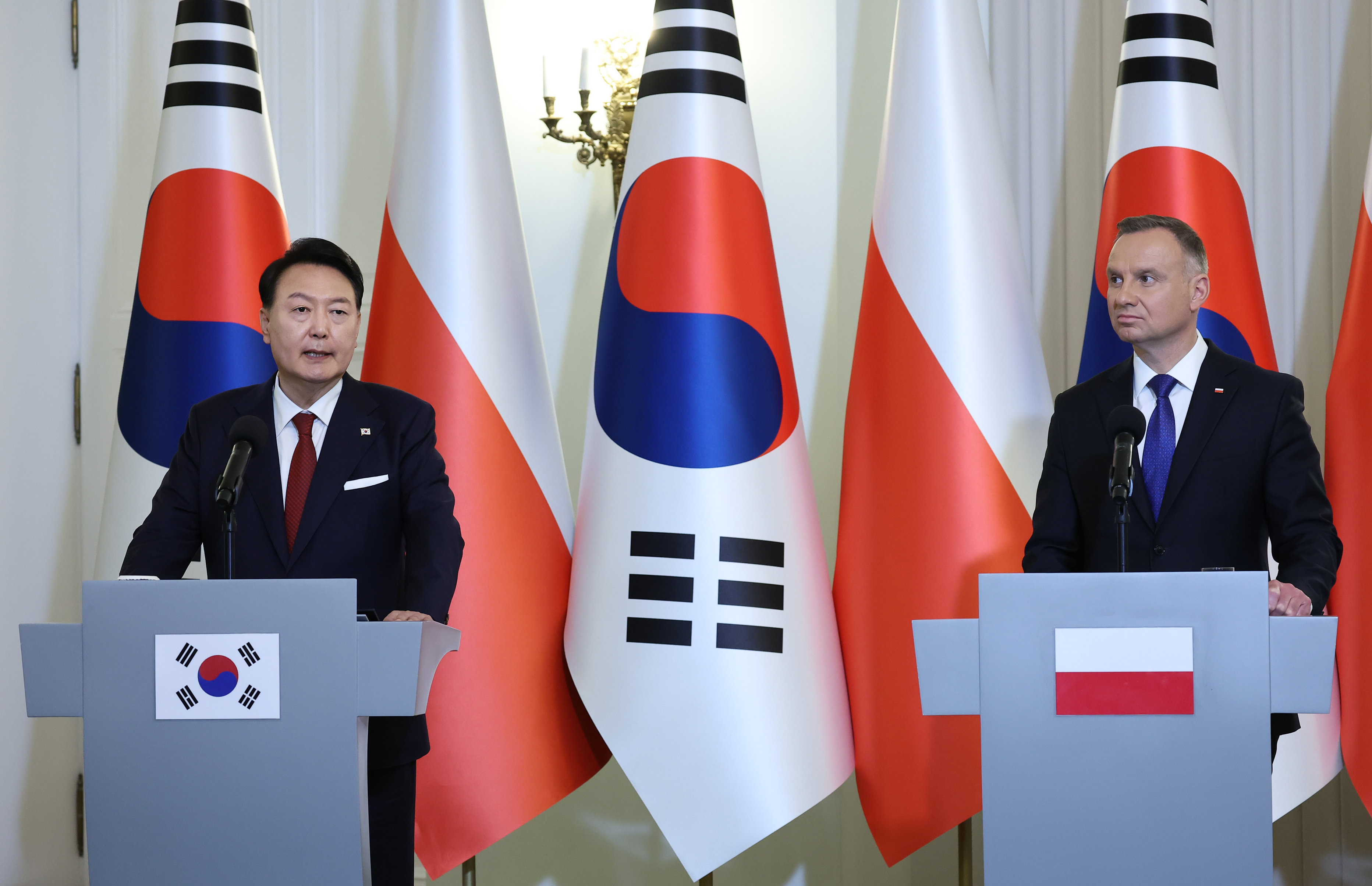 폴란드를 공식 방문 중인 윤석열 대통령이 7월 13일(현지시간) 바르샤바 대통령궁에서 안제이 두다 폴란드 대통령과의 한·폴란드 정상회담 공동언론발표에서 발언하고 있다.   바르샤바 연합뉴스