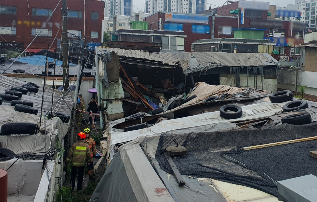 호우주의보가 내려진 13일 오후 인천시 미추홀구 학익동의 빈 주택 건물이 무너져 있다. 연합뉴스
