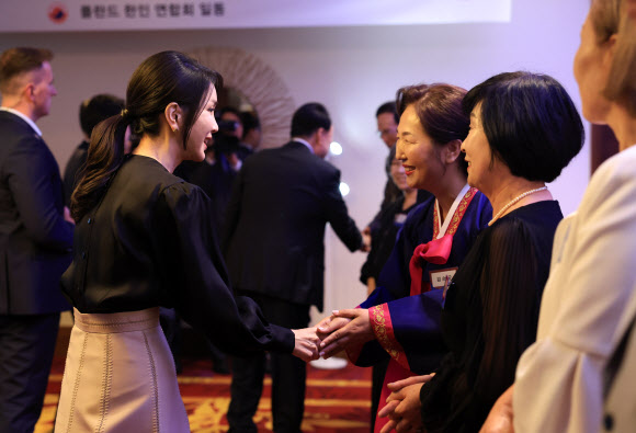 폴란드를 공식 방문한 윤석열 대통령 부인 김건희 여사가 12일(현지시간) 바르샤바 한 호텔에서 열린 동포간담회에서 참석자들과 인사를 나누고 있다. 2023.7.13. 공동취재