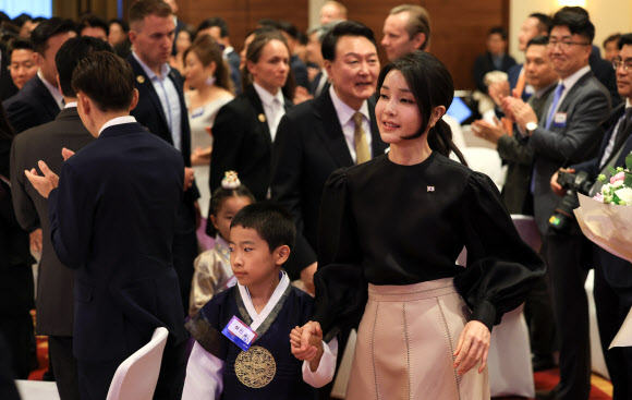 폴란드를 공식 방문한 윤석열 대통령과 김건희 여사가 12일(현지시간) 바르샤바 한 호텔에서 열린 동포간담회에서 화동과 함께 입장하고 있다. 2023.07.13. 공동취재