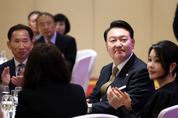 폴란드를 공식 방문한 윤석열 대통령과 김건희 여사가 12일(현지시간) 바르샤바 한 호텔에서 열린 동포간담회에 참석헤 있다. 2023.07.13.  공동취재