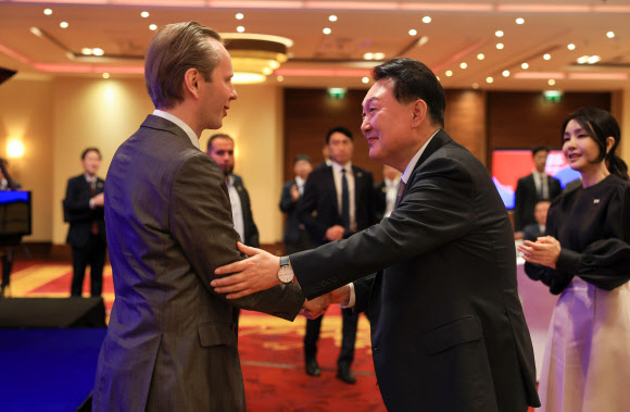 폴란드를 공식 방문한 윤석열 대통령이 12일(현지시간) 바르샤바 한 호텔에서 열린 동포간담회에서 참석자와 인사하고 있다. 2023.07.13. 공동취재