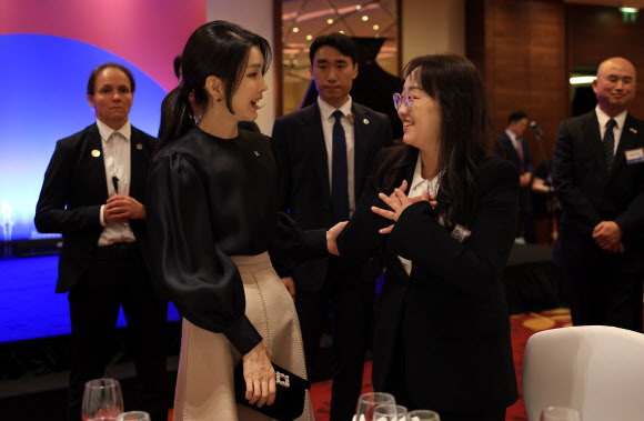 폴란드를 공식 방문한 윤석열 대통령 부인 김건희 여사가 12일(현지시간) 바르샤바 한 호텔에서 열린 동포간담회에서 참석자와 인사하고 있다. 2023.07.13. 공동취재