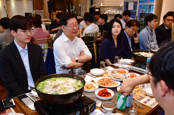 더불어민주당 이재명 대표가 13일 경기도 고양시 행주산성 인근 한 식당에서 열린 ‘소통하게! 이재명 당대표와 기자들의 시원한 소통’ 행사에서 참석자들과 대화하고 있다. 2023.7.13. 국회사진기자단