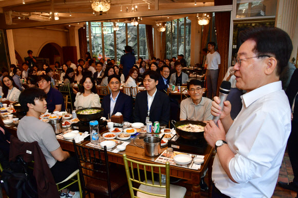 더불어민주당 이재명 대표가 13일 경기도 고양시 행주산성 인근 한 식당에서 열린 ‘소통하게! 이재명 당대표와 기자들의 시원한 소통’ 행사에서 인사말을 하고 있다. 2023.7.13. 국회사진기자단