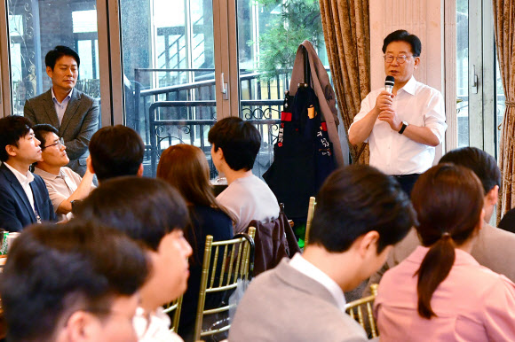 더불어민주당 이재명 대표가 13일 경기도 고양시 행주산성 인근 한 식당에서 열린 ‘소통하게! 이재명 당대표와 기자들의 시원한 소통’ 행사에서 인사말을 하고 있다. 2023.7.13. 국회사진기자단