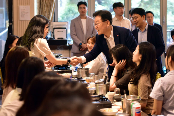 더불어민주당 이재명 대표가 13일 경기도 고양시 행주산성 인근 한 식당에서 열린 ‘소통하게! 이재명 당대표와 기자들의 시원한 소통’ 행사에서 기자들과 인사하고 있다. 2023.7.13. 국회사진기자단