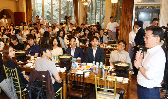 더불어민주당 이재명 대표가 13일 경기도 고양시 행주산성 인근 한 식당에서 열린 ‘소통하게! 이재명 당대표와 기자들의 시원한 소통’ 행사에서 인사말을 하고 있다. 2023.7.13. 국회사진기자단