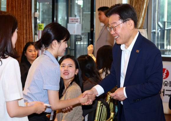 더불어민주당 이재명 대표가 13일 경기도 고양시 행주산성 인근 한 식당에서 열린 ‘소통하게! 이재명 당대표와 기자들의 시원한 소통’ 행사에서 기자들과 인사하고 있다. 2023.7.13. 국회사진기자단