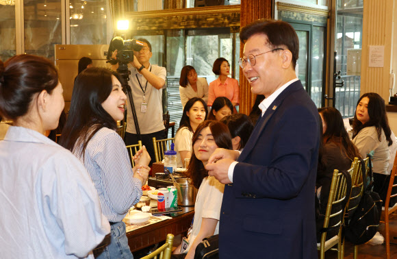 더불어민주당 이재명 대표가 13일 경기도 고양시 행주산성 인근 한 식당에서 열린 ‘소통하게! 이재명 당대표와 기자들의 시원한 소통’ 행사에서 기자들과 인사하고 있다. 2023.7.13. 국회사진기자단